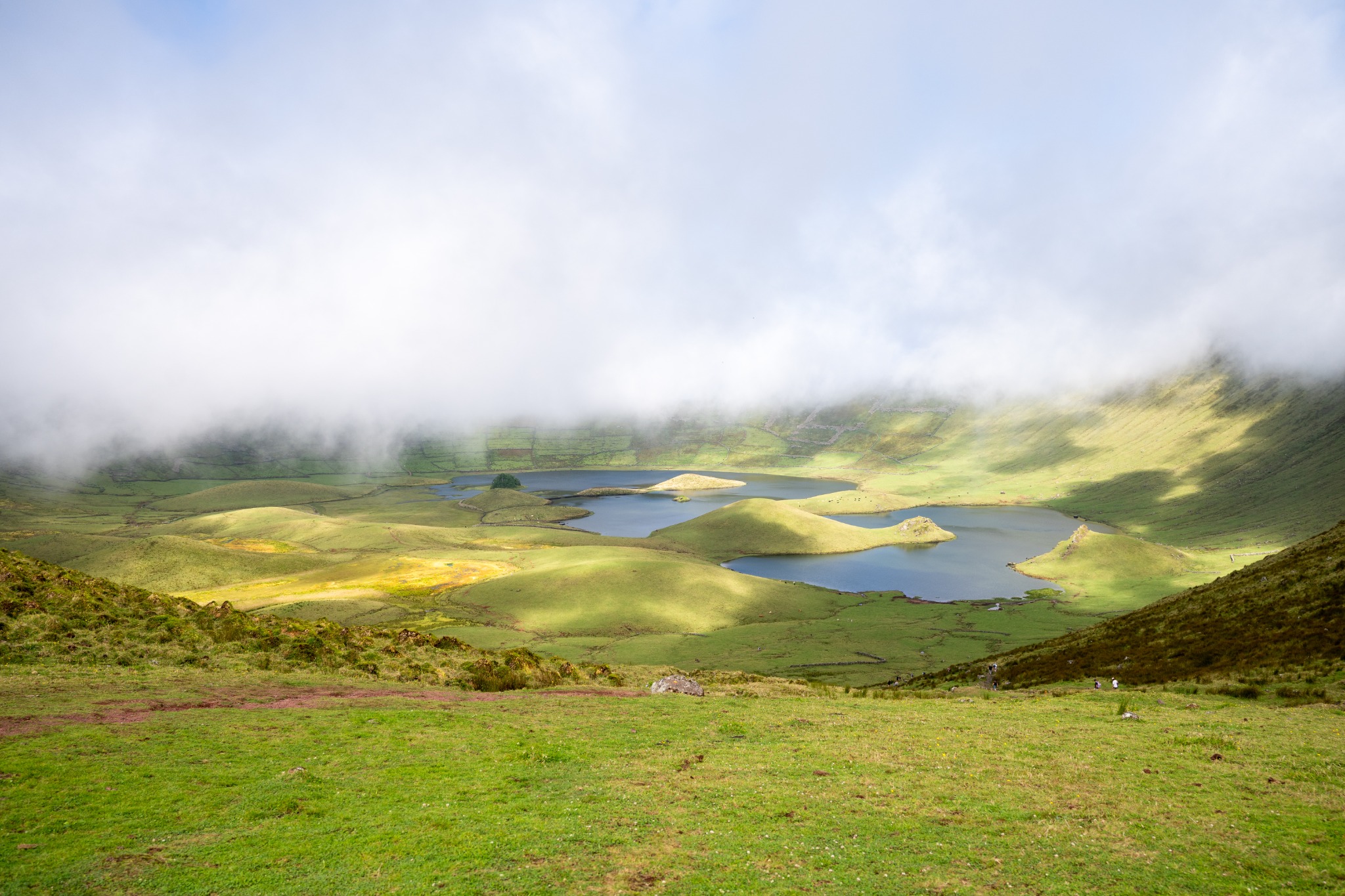 Lac volcanique au cœur d’une caldeira
