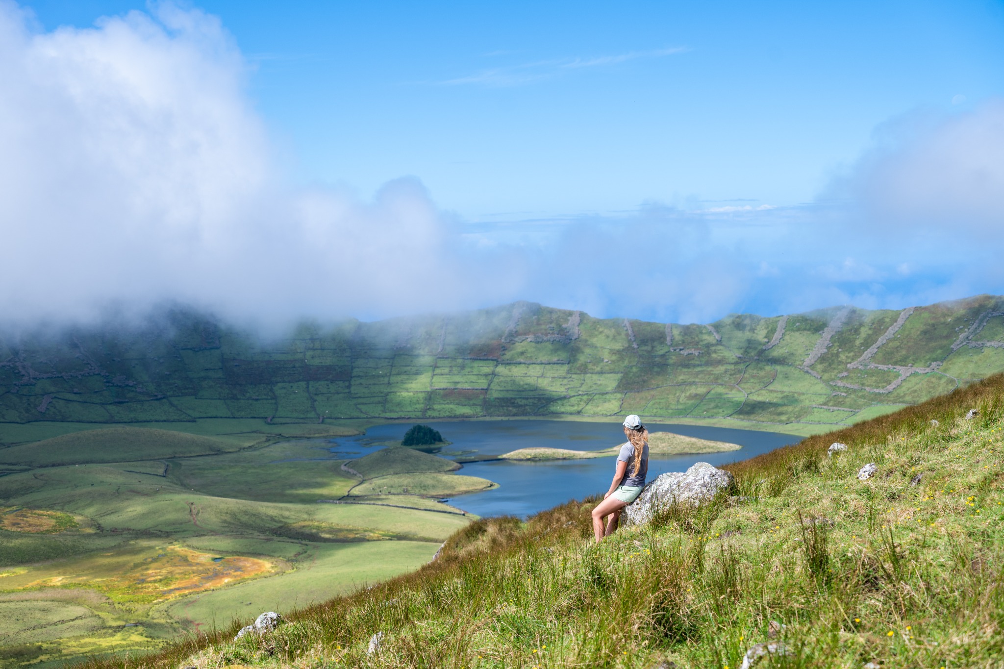 Voyageuse devant un lac volcanique