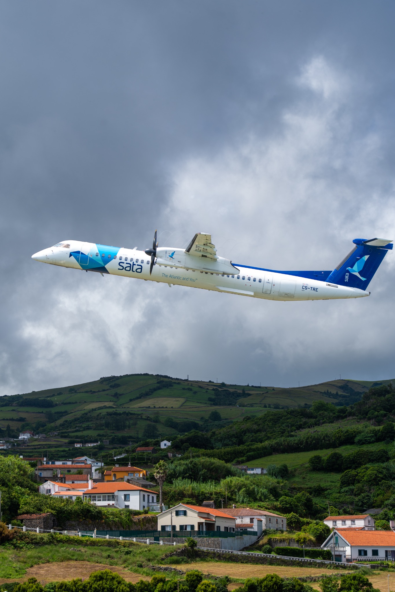 Avion survolant un village des Açores