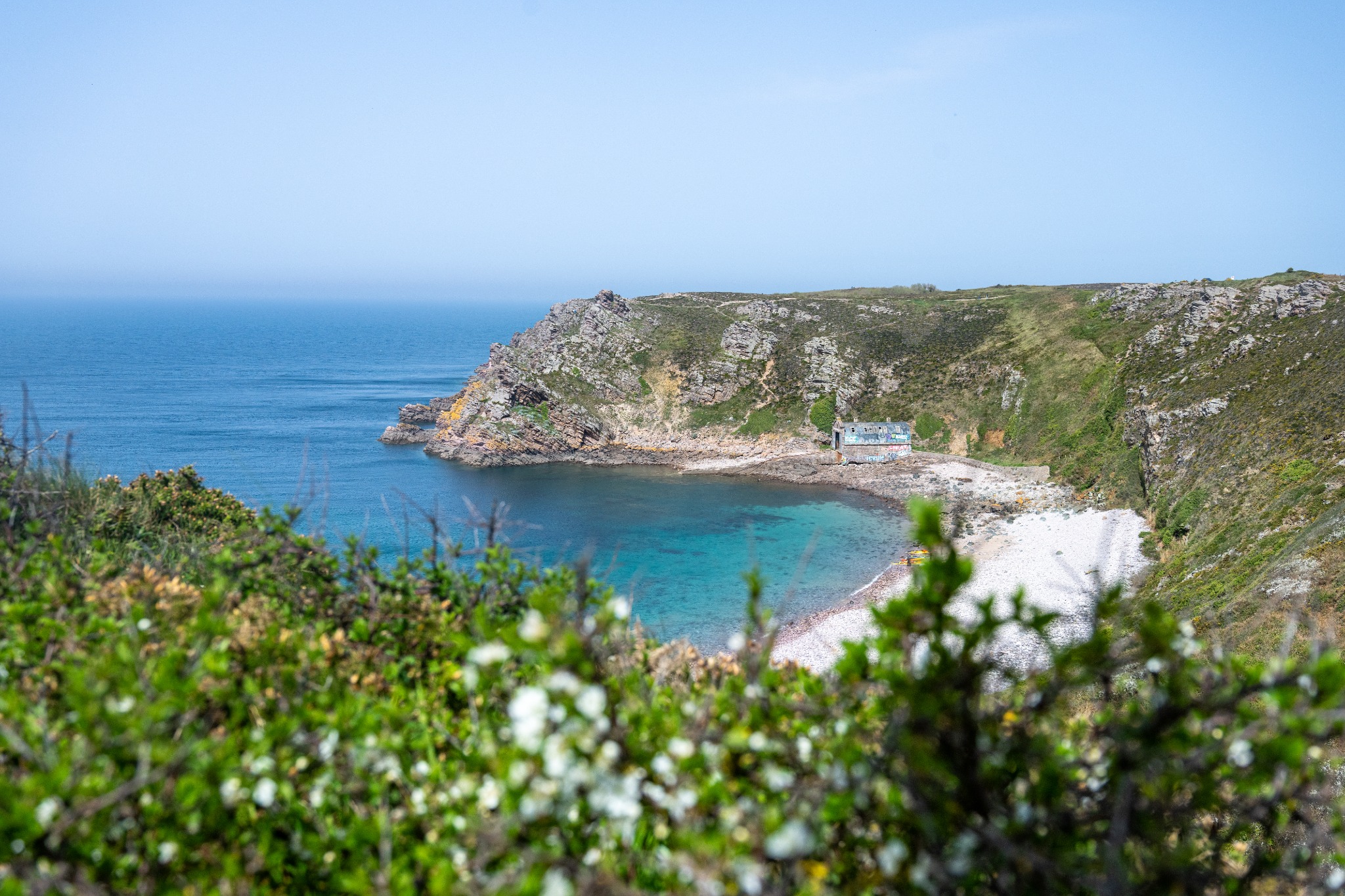 Côte rocheuse photographiée en Bretagne