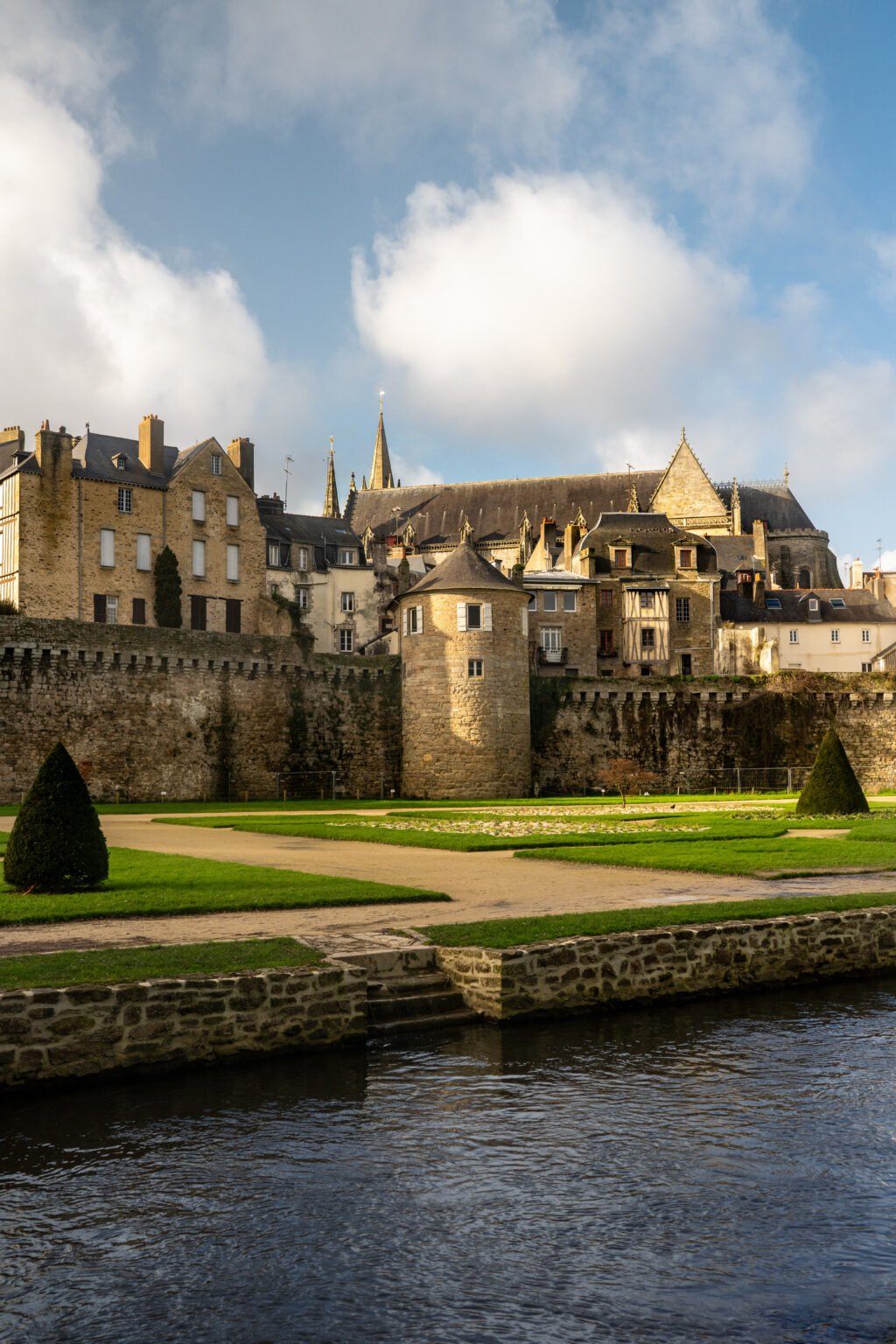 Jardins des remparts de Vannes, tour et cathédrale Saint-Pierre en arrière-plan