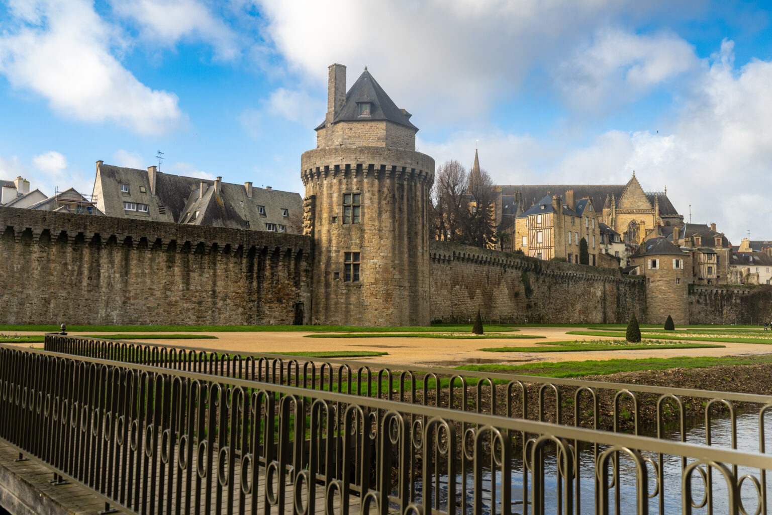 Tour du Connétable et remparts de Vannes vus depuis la passerelle