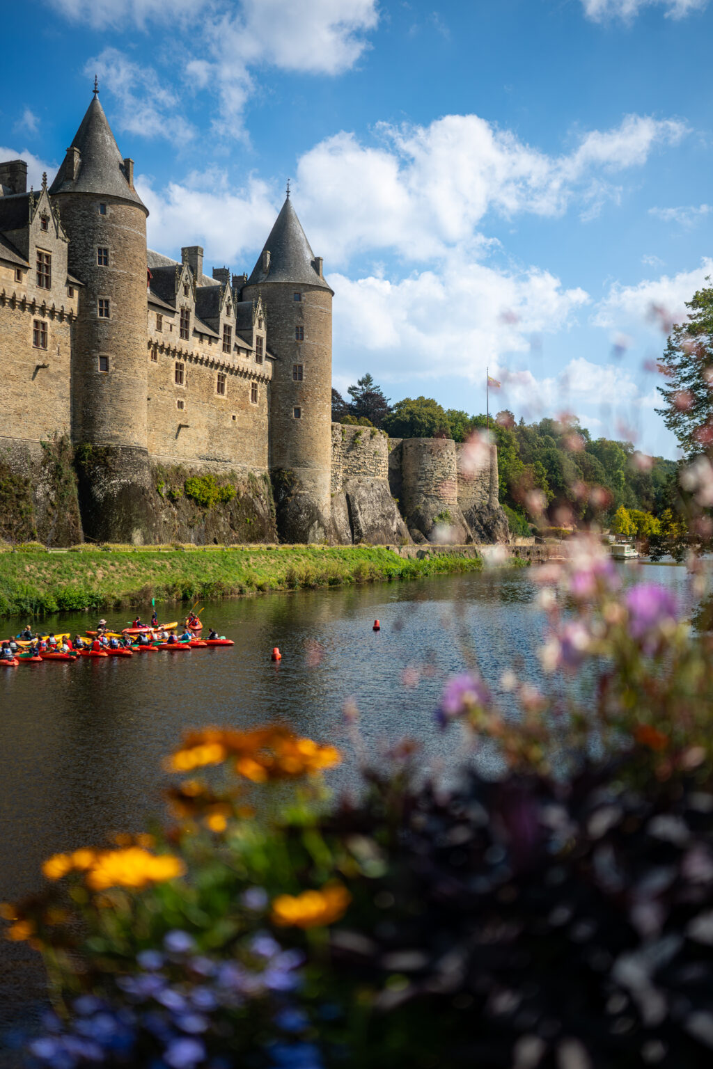 Château de Josselin au bord de l’Oust, kayaks et fleurs au premier plan