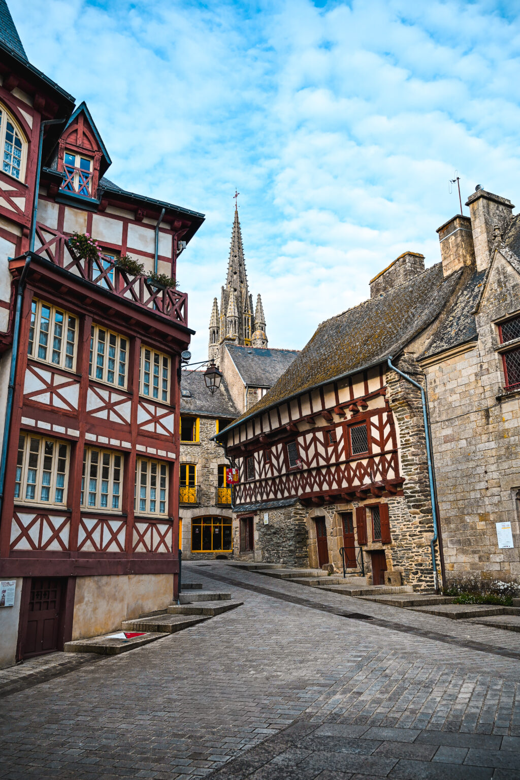 Rue pavée bordée de maisons à pans de bois à Josselin