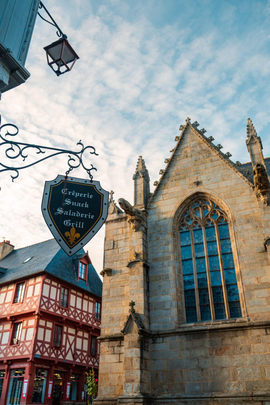 Église gothique et maison à pans de bois dans le centre de Josselin