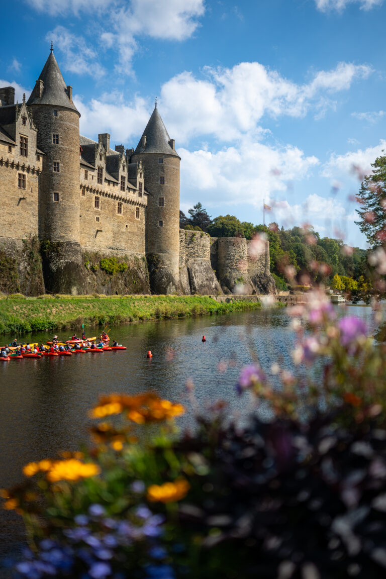 Château de Josselin au bord de l’Oust, kayaks et fleurs au premier plan