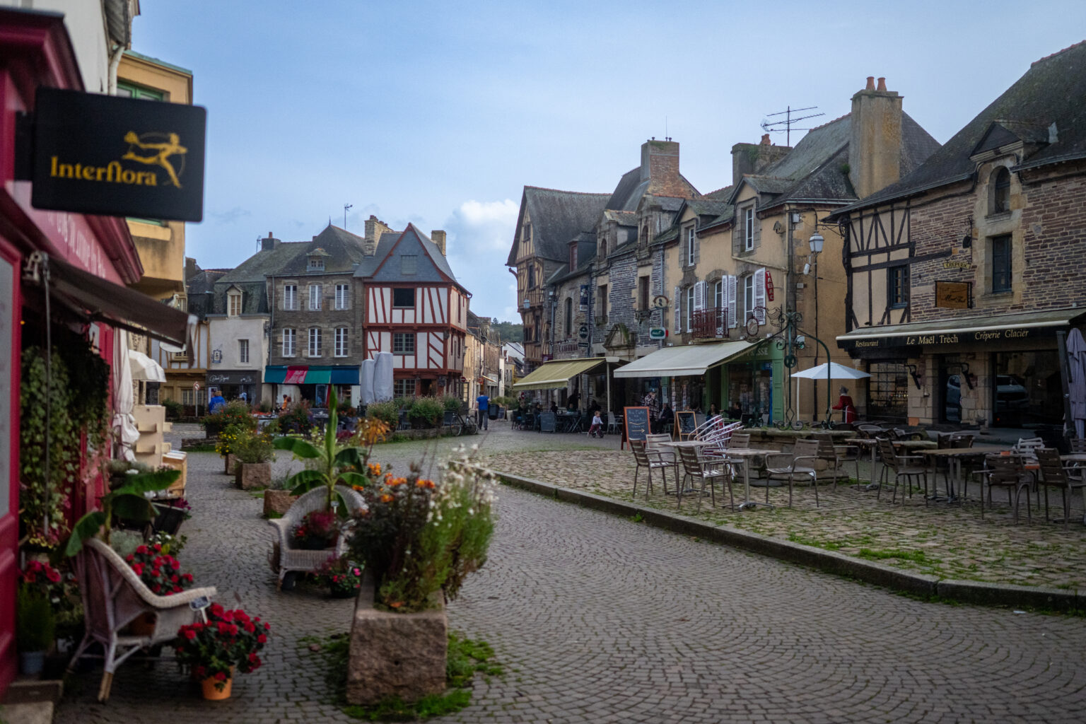 Place fleurie bordée de maisons anciennes à Malestroit