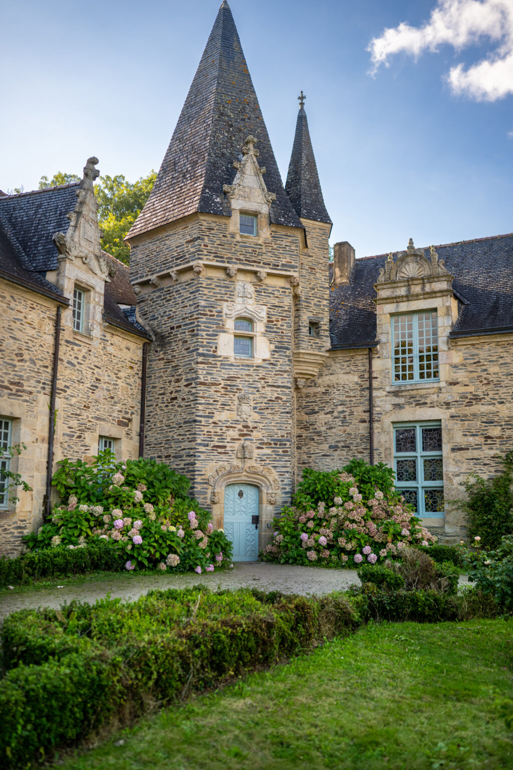 Demeure en pierre à tourelle et ses jardins à Rochefort-en-Terre