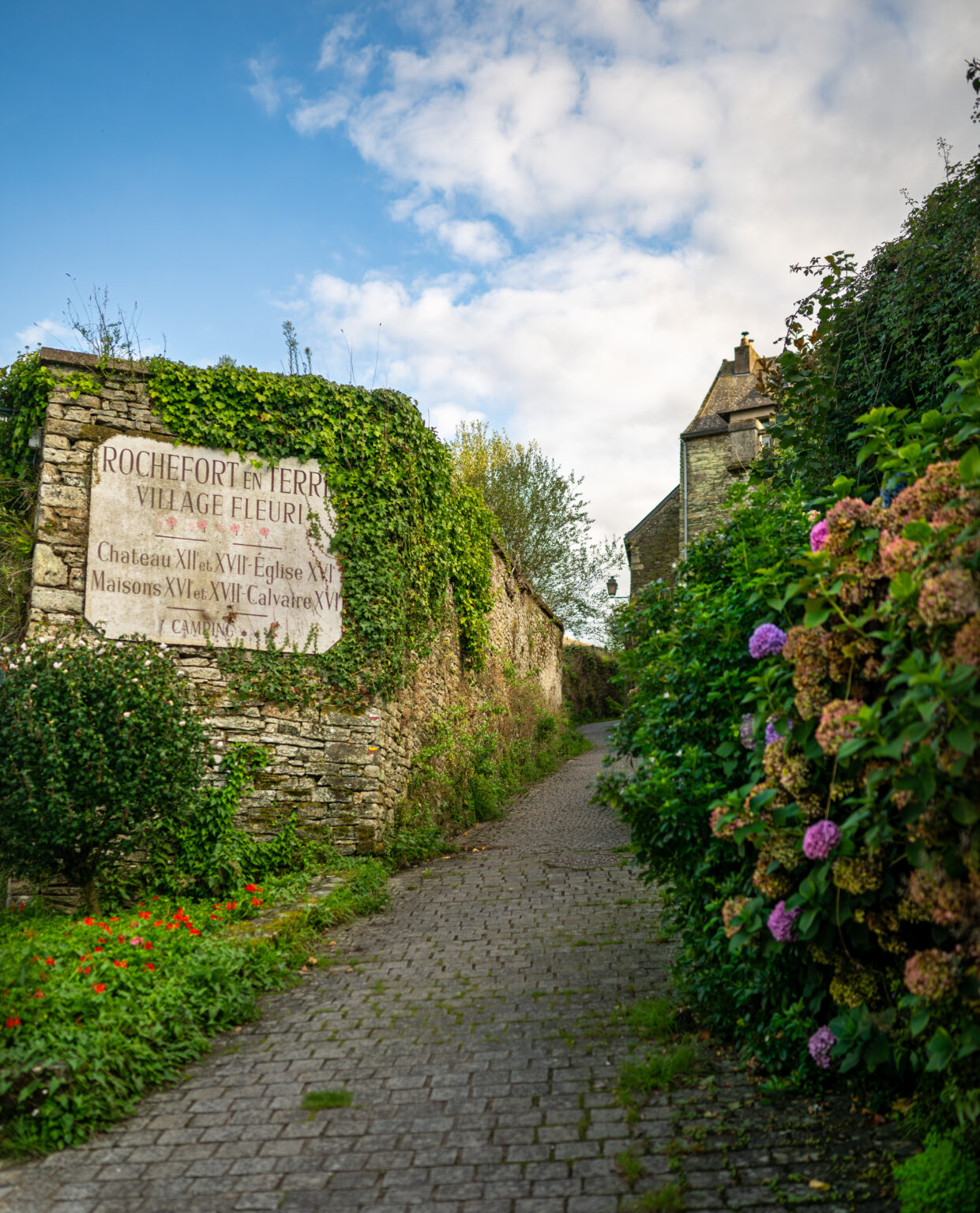 Ruelle pavée et panneau « Village fleuri » à Rochefort-en-Terre