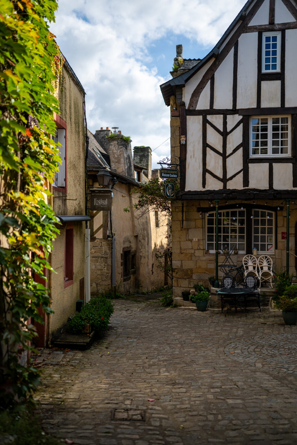 Ruelle pavée et maisons anciennes à Rochefort-en-Terre