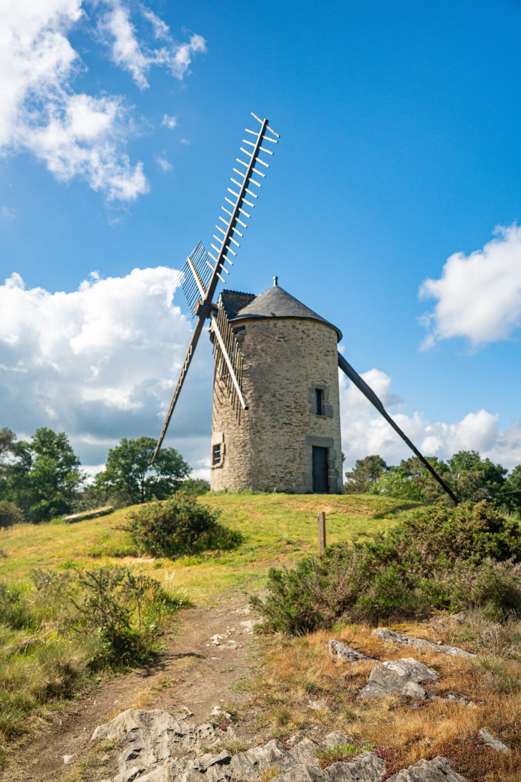 Moulin à vent restauré sur la butte des Cinq Moulins