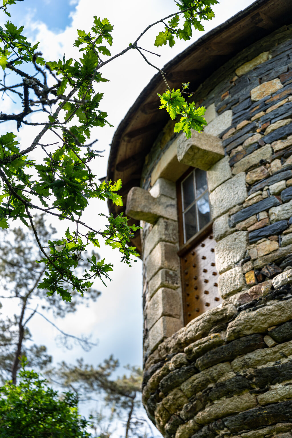 Détail d’un moulin en pierre entouré de verdure à Saint-Jacut-les-Pins