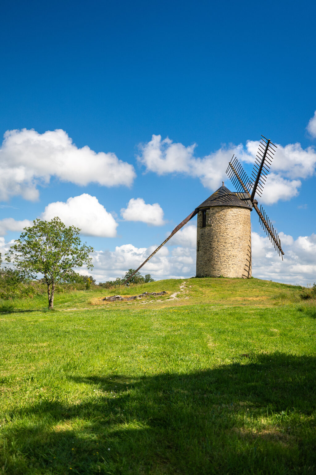 Moulin à vent sur la butte des Cinq Moulins à Saint-Jacut-les-Pins