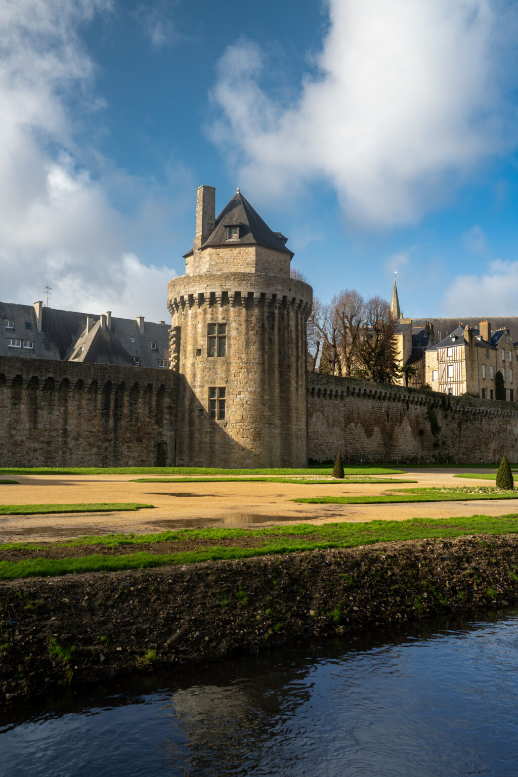 Tour et remparts de Vannes au-dessus des jardins